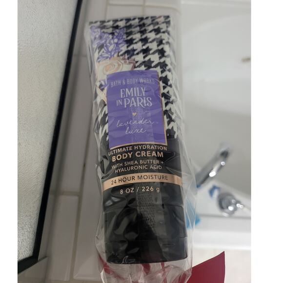 Bath & Body Works Emily in Paris Duo - NEW - Picture 2 of 3